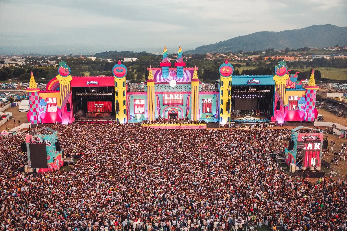 Promotor de eventos analizando métricas de venta de entradas en un dashboard