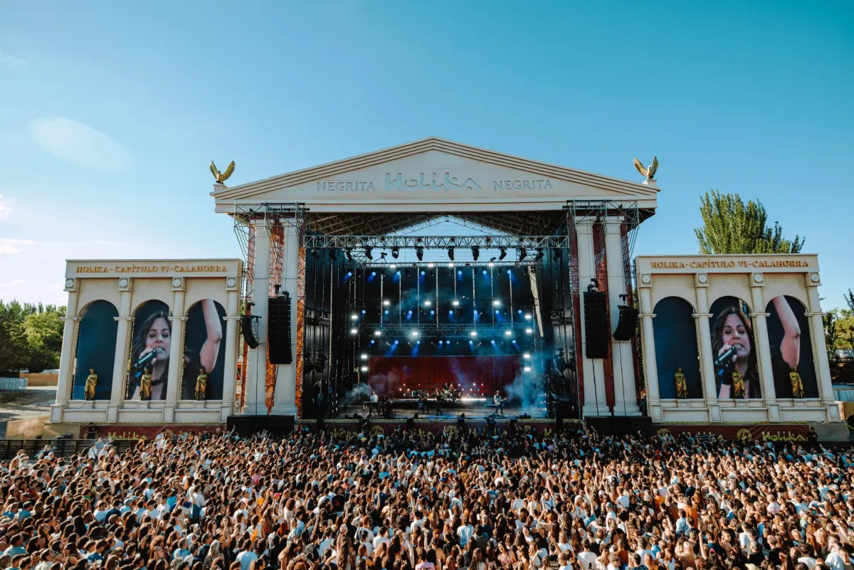 Equipo de promotores de festivales analizando datos en pantalla grande