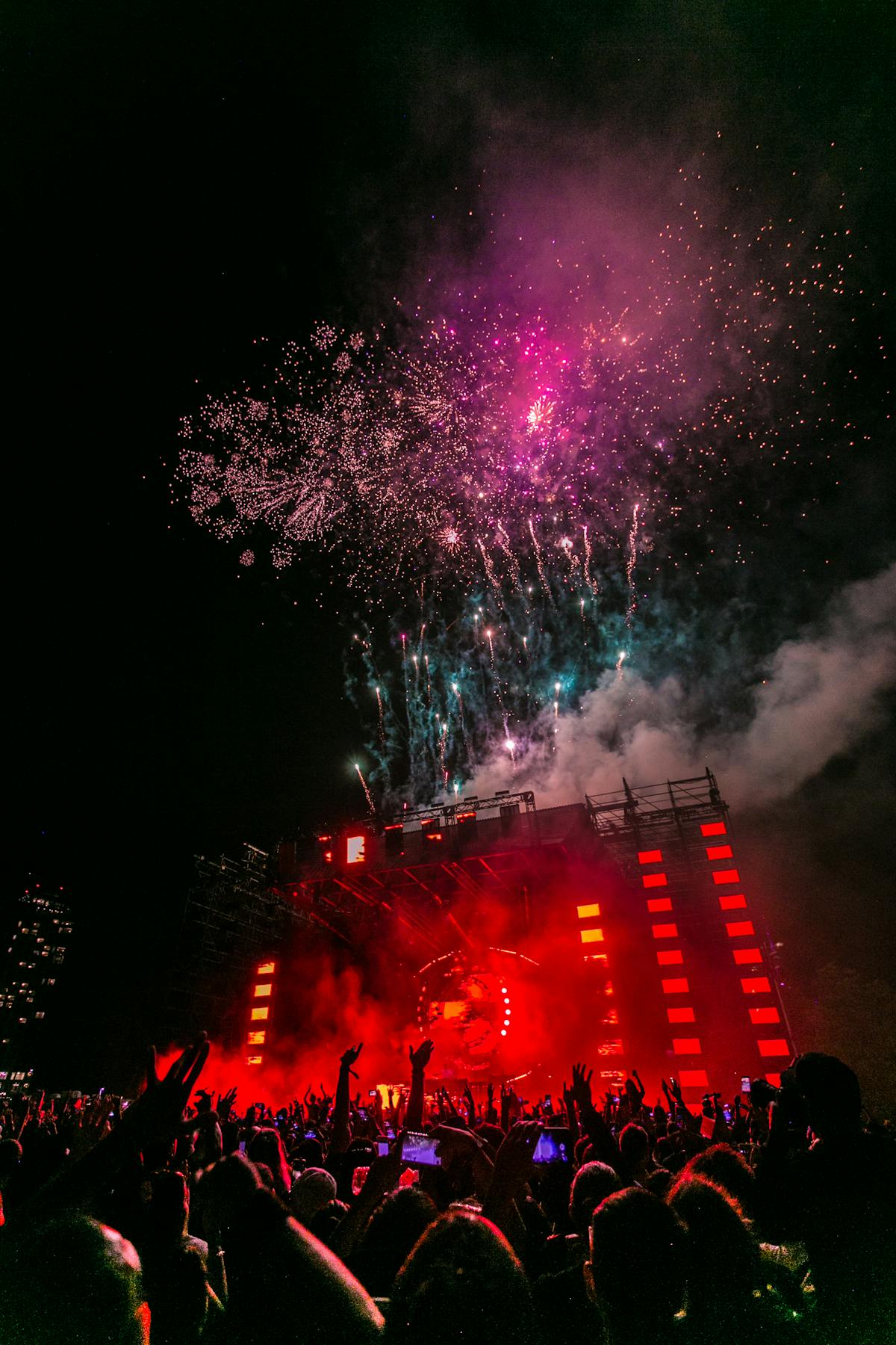 Promotor de festival enviando campaña de WhatsApp a asistentes desde su móvil